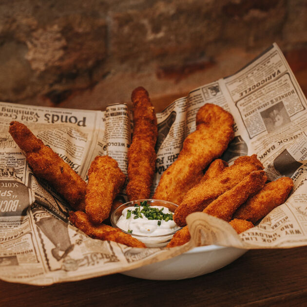 Fingers de pollo Garúa crujientes acompañados de salsa especial para mojar en la hamburguesería Garua bar de Donostia-San Sebastián