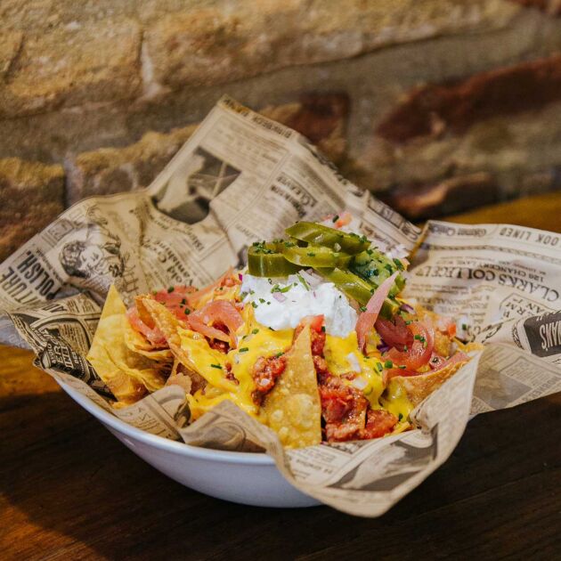Nachos al estilo mexicano con guacamole, queso fundido y jalapeños en la hamburguesería Garua bar de Donostia-San Sebastián