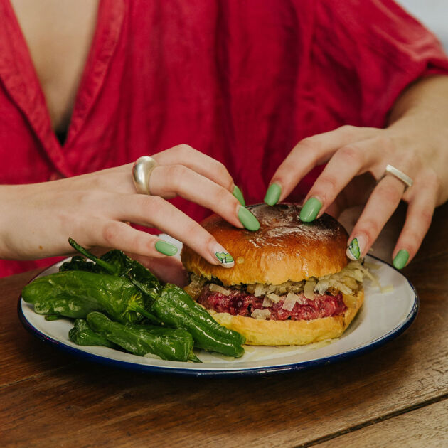 Hamburguesa Basque Country Garua con 180 g de carne de txuleta jugosa, queso Idiazabal fundido, cebolla pochada, pimientos de Padrón y patatas, en Garua Bar de Donostia-San Sebastián
