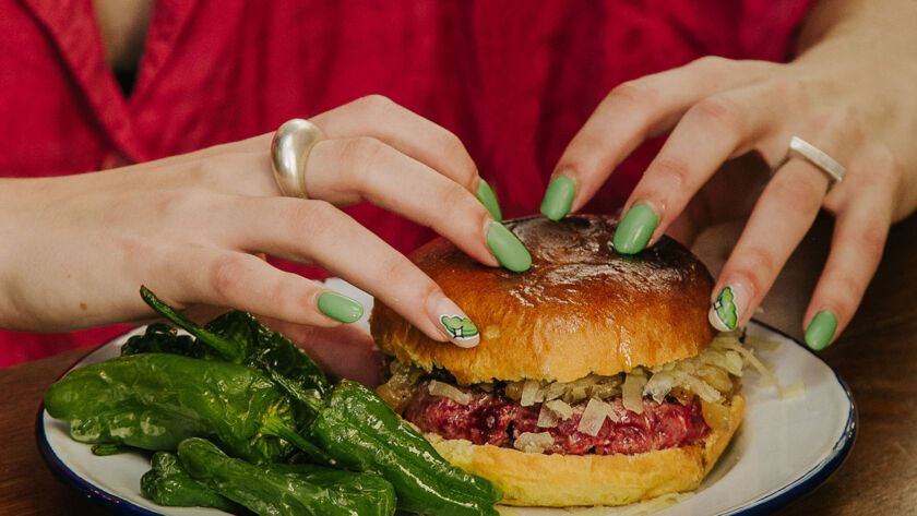 Hamburguesa Basque Country Garua con 180 g de carne de txuleta jugosa, queso Idiazabal fundido, cebolla pochada, pimientos de Padrón y patatas, en Garua Bar de Donostia-San Sebastián
