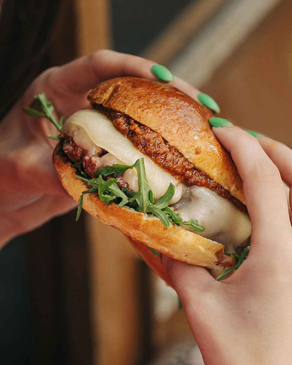 Hamburguesa Provolone Garúa con 180 g de carne de chuleta jugosa, queso provolone fundido, mahonesa con chimichurri, rúcula, tomate seco y patatas crujientes, en Garúa Bar de Donostia-San Sebastián