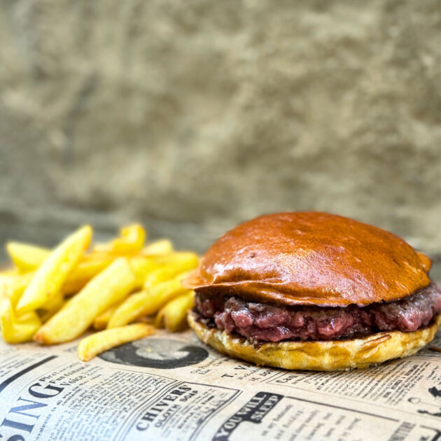 Hamburguesa solo carne Garua bar, jugosa y sabrosa, en la hamburguesería Garúa Bar de Donostia-San Sebastián