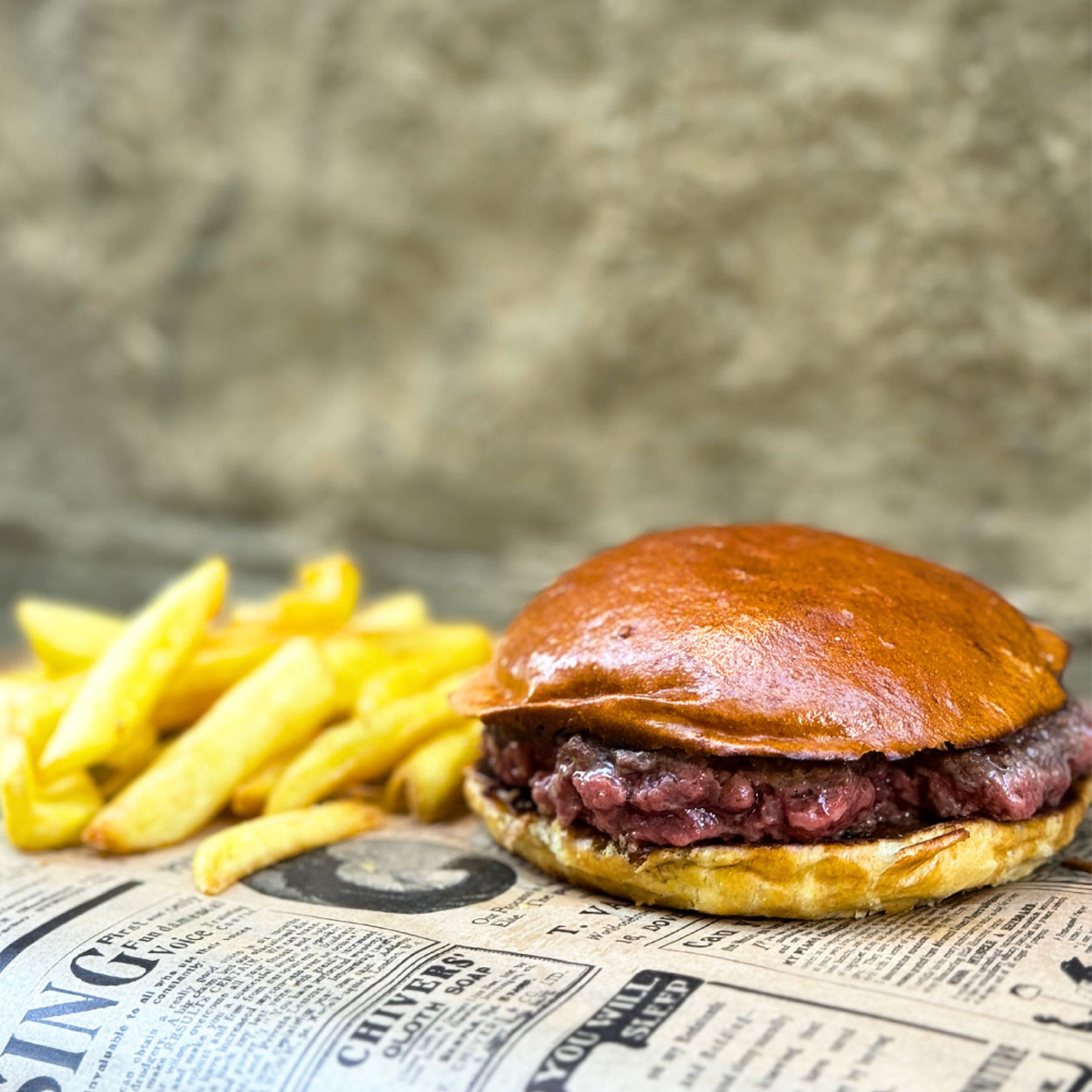 Hamburguesa solo carne Garua bar, jugosa y sabrosa, en la hamburguesería Garúa Bar de Donostia-San Sebastián