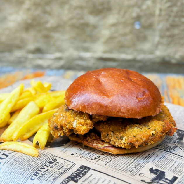 Hamburguesa solo de pollo Garua bar, jugosa y sabrosa, en la hamburguesería Garúa Bar de Donostia-San Sebastián