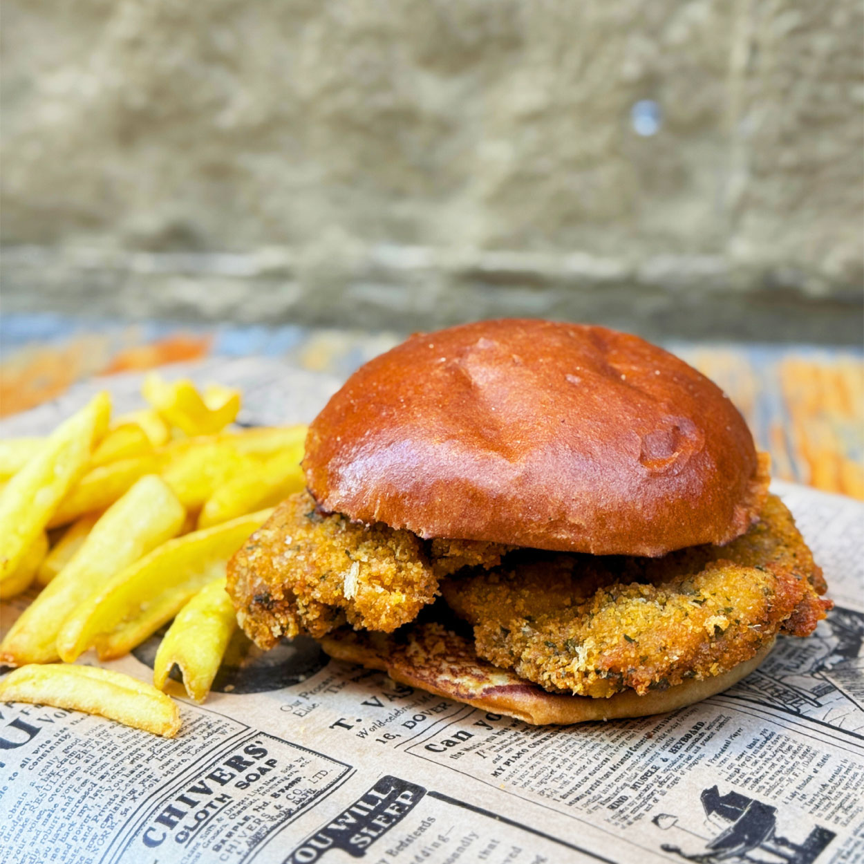 Hamburguesa solo de pollo Garua bar, jugosa y sabrosa, en la hamburguesería Garúa Bar de Donostia-San Sebastián
