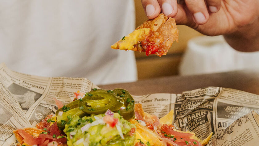 Nachos a la mexicana servidos en la hamburguesería Garua bar de Donostia-San Sebastián, con guacamole, jalapeños y queso fundido
