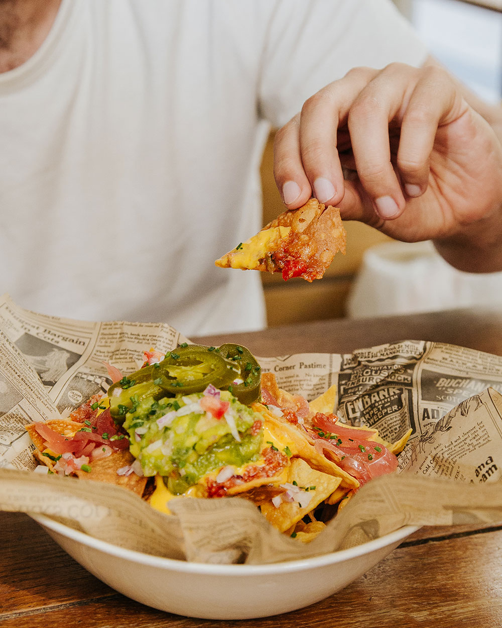 Nachos a la mexicana servidos en la hamburguesería Garua bar de Donostia-San Sebastián, con guacamole, jalapeños y queso fundido
