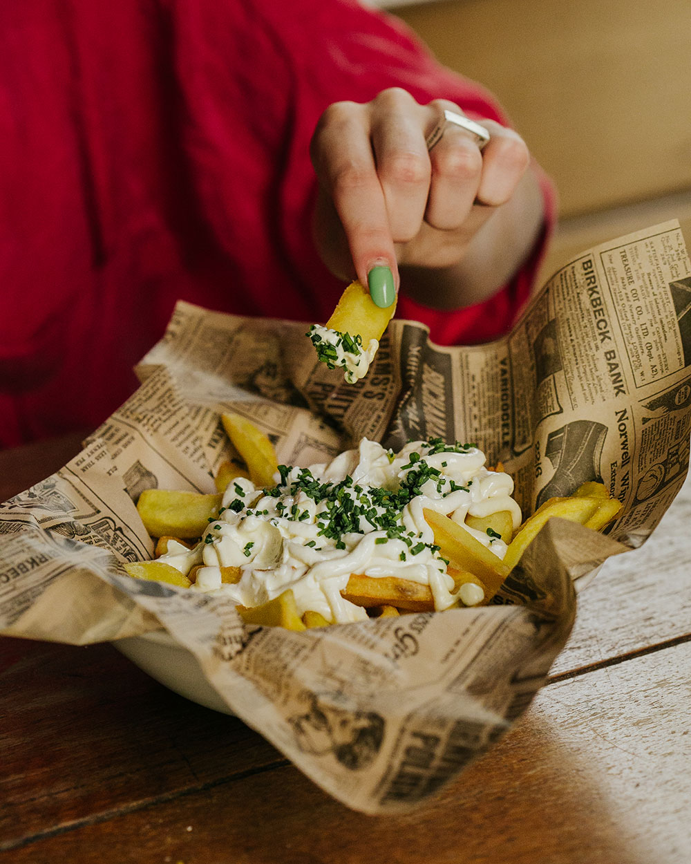 Patatas con alioli cremoso servidas en la hamburguesería Garua bar de Donostia-San Sebastián