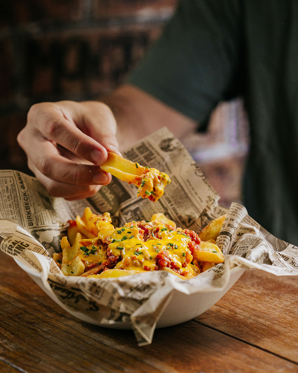 Patatas boloñesa con queso cheddar fundido en la hamburguesería Garua bar de Donostia-San Sebastián