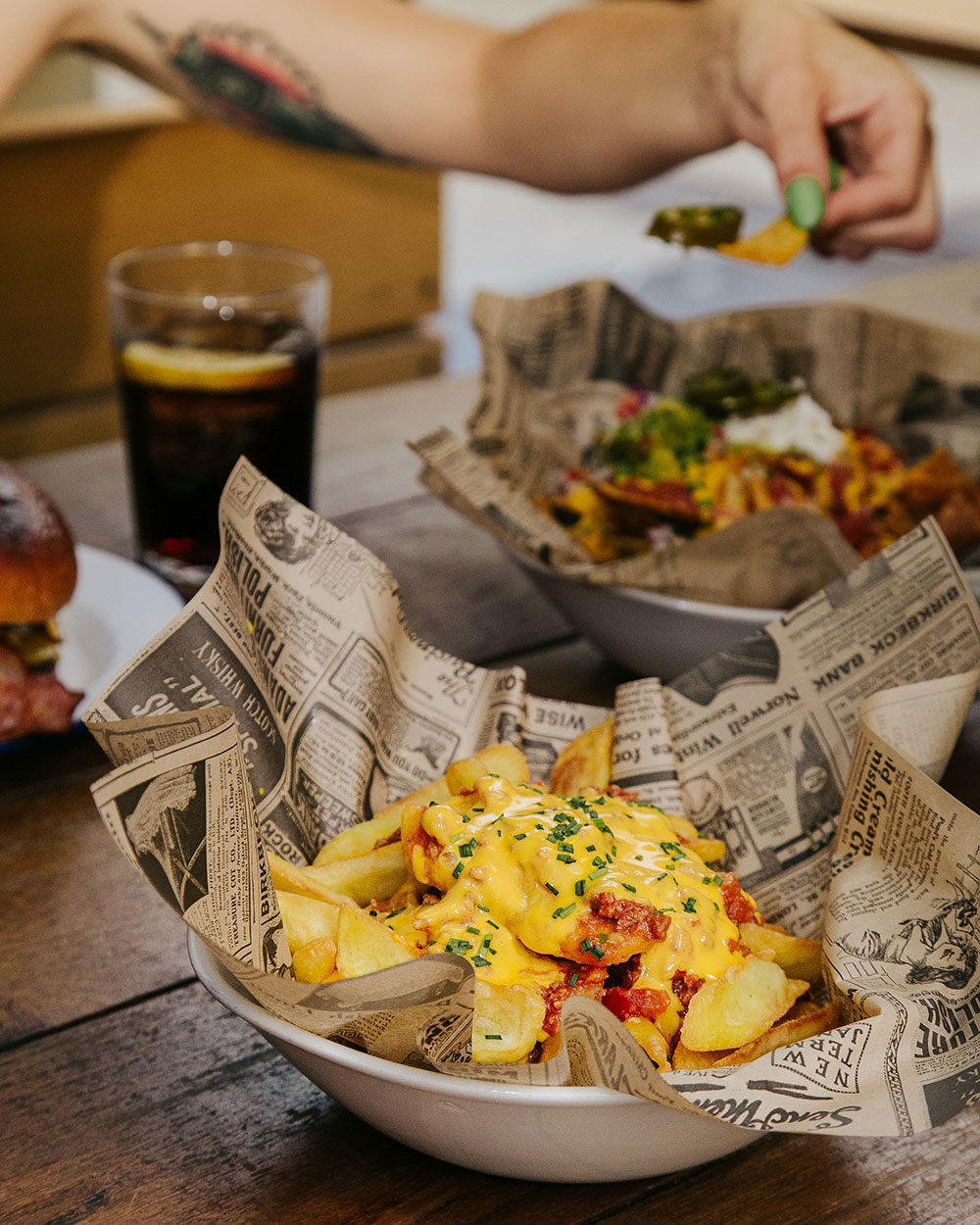 Deliciosas Patatas Boloñesa Cheddar de la hamburguesería Garua bar de Donostia San Sebastián