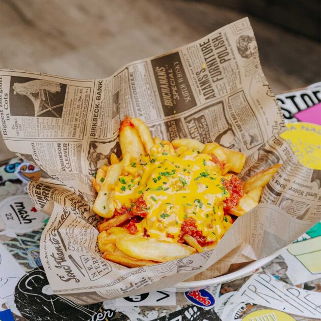 Patatas fritas con salsa boloñesa y queso cheddar fundido en la hamburguesería Garua bar de Donostia-San Sebastián