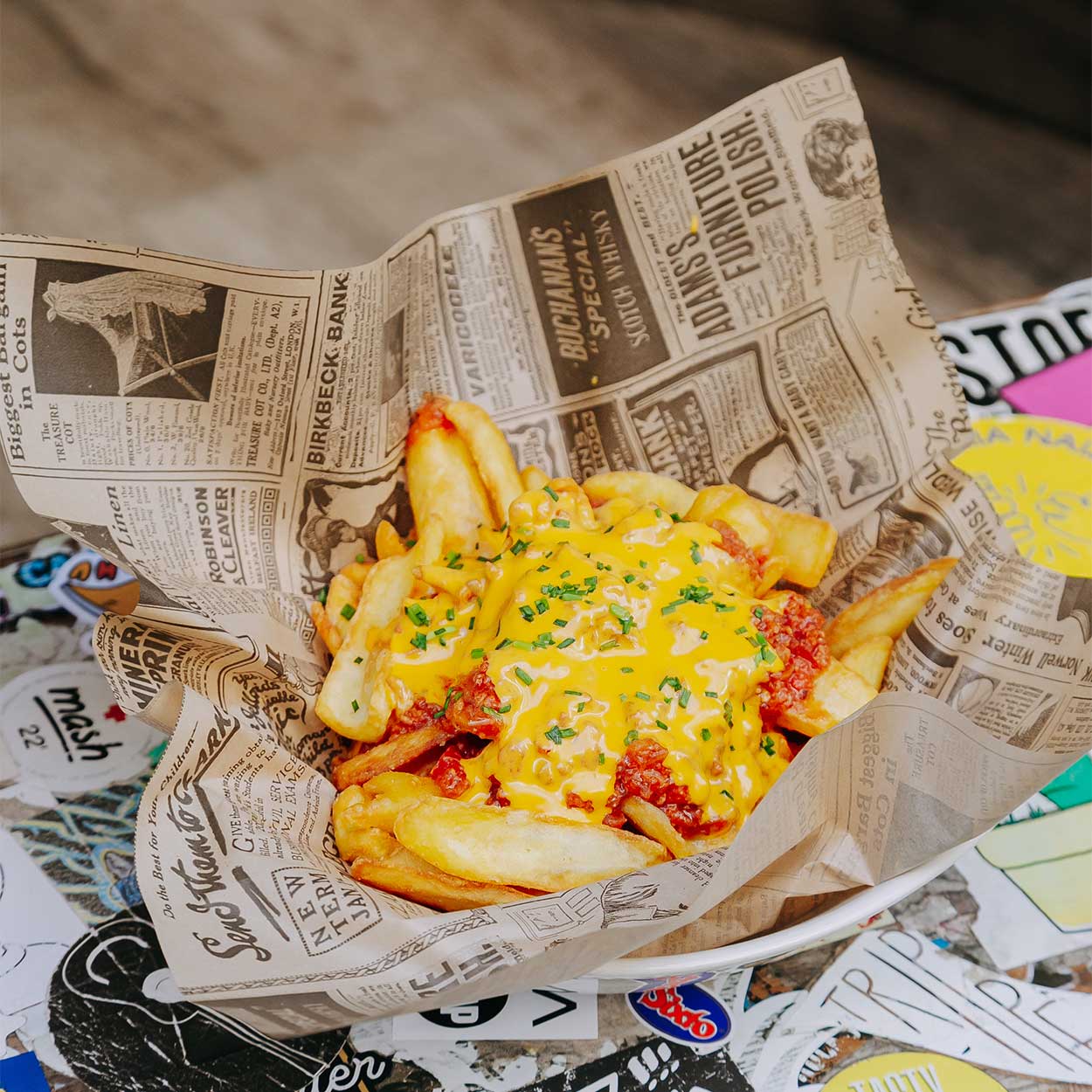 Patatas fritas con salsa boloñesa y queso cheddar fundido en la hamburguesería Garua bar de Donostia-San Sebastián