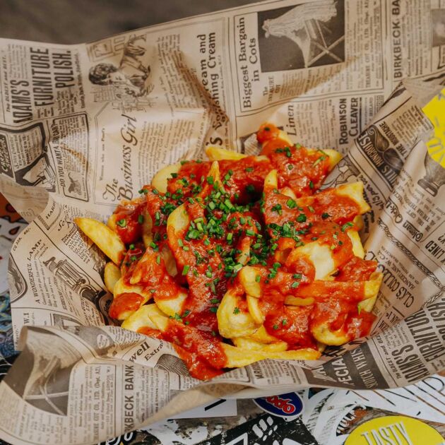 Patatas bravas con salsa picante casera servidas en la hamburguesería Garua bar de Donostia-San Sebastián