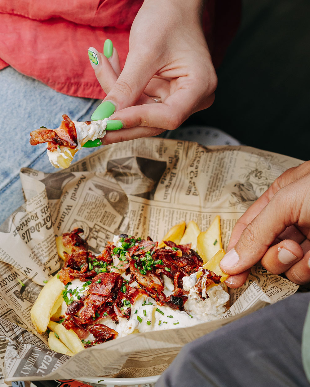 Patatas fritas con queso fundido y bacon crujiente en la hamburguesería Garua bar de Donostia-San Sebastián
